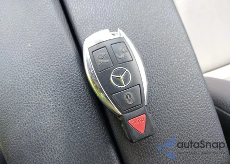 2010 Mercedes-Benz Glk 350 4Matic z USA, uszkodzony, nr VIN WDCGG8HB6AF500431